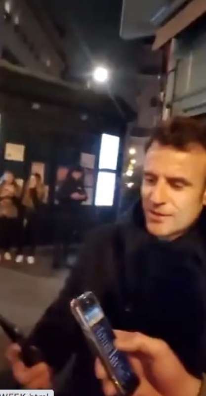 emmanuel macron canta in strada 4