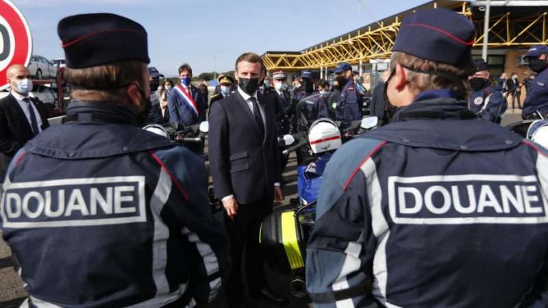 emmanuel macron con la polizia francese