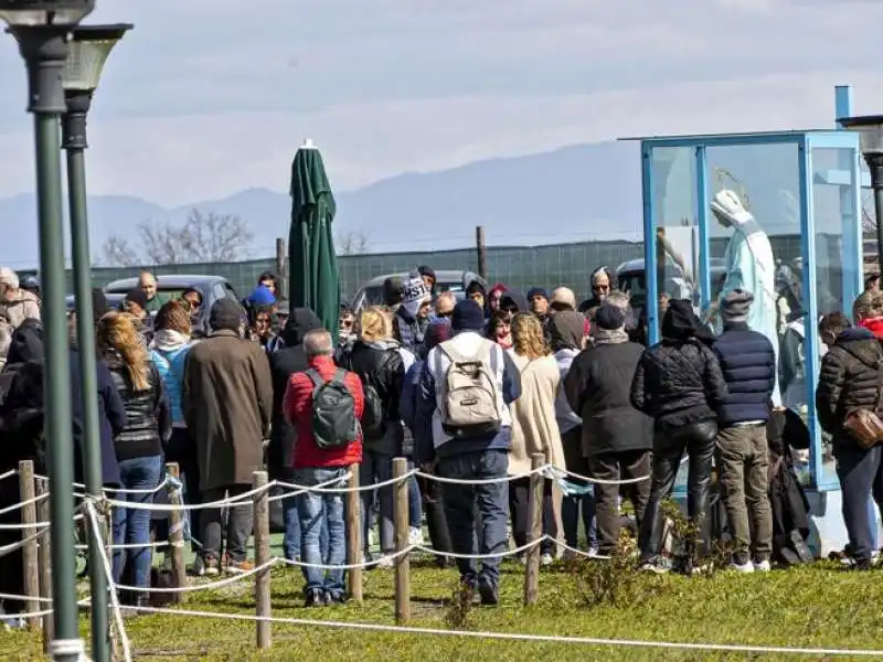 FEDELI INTORNO ALLA STATUA DELLA MADONNA DI TREVIGNANO