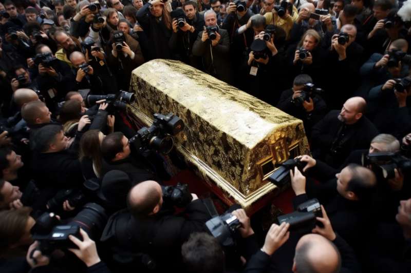 foto dei funerali di berlusconi create da claudio riccio con l intelligenza artificiale 13