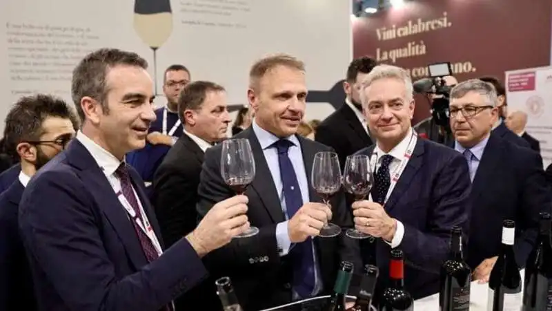 francesco lollobrigida al vinitaly allo stand della regione calabria