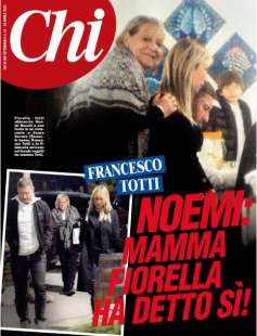 FRANCESCO TOTTI CON LA MADRE FIORELLA E NOEMI BOCCHI - COPERTINA DI CHI