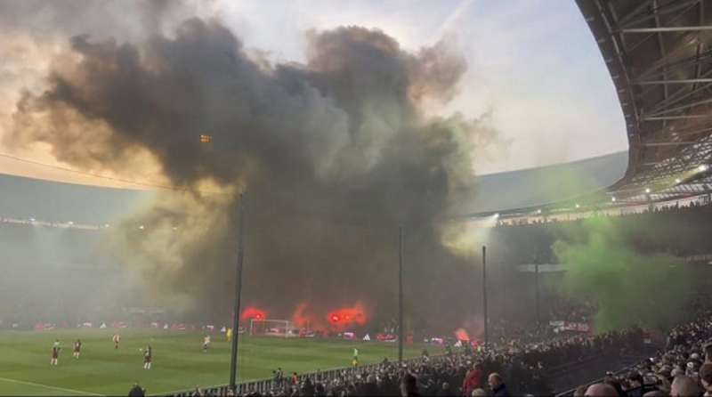 fumogeni lanciati da tifosi feyenoord