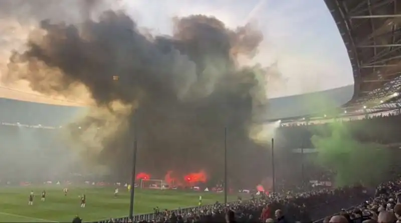 fumogeni lanciati da tifosi feyenoord 