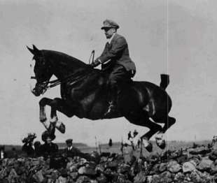 GABRIELE D'ANNUNZIO A CAVALLO