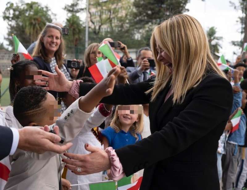 giorgia meloni con i bambini della scuola galilei di addis abeba 1