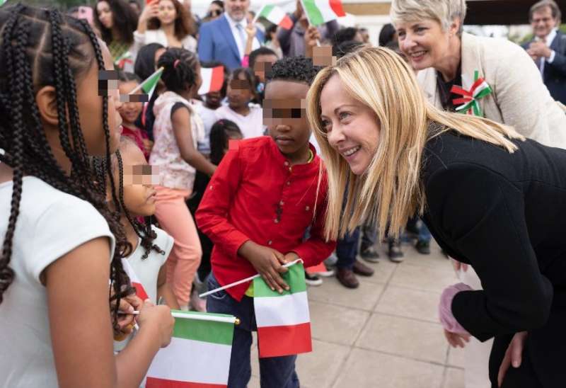 giorgia meloni con i bambini della scuola galilei di addis abeba 2