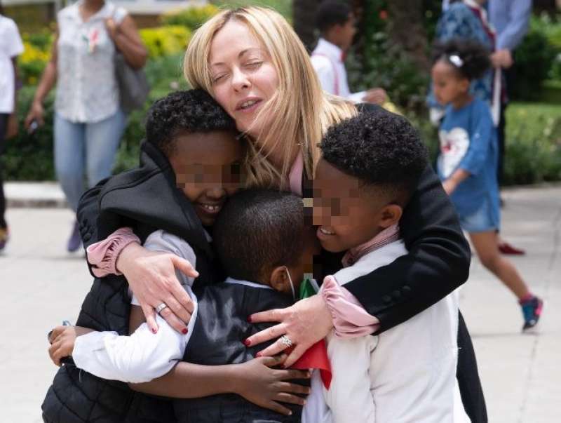 giorgia meloni con i bambini della scuola galilei di addis abeba 3