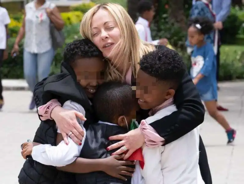 giorgia meloni con i bambini della scuola galilei di addis abeba   3