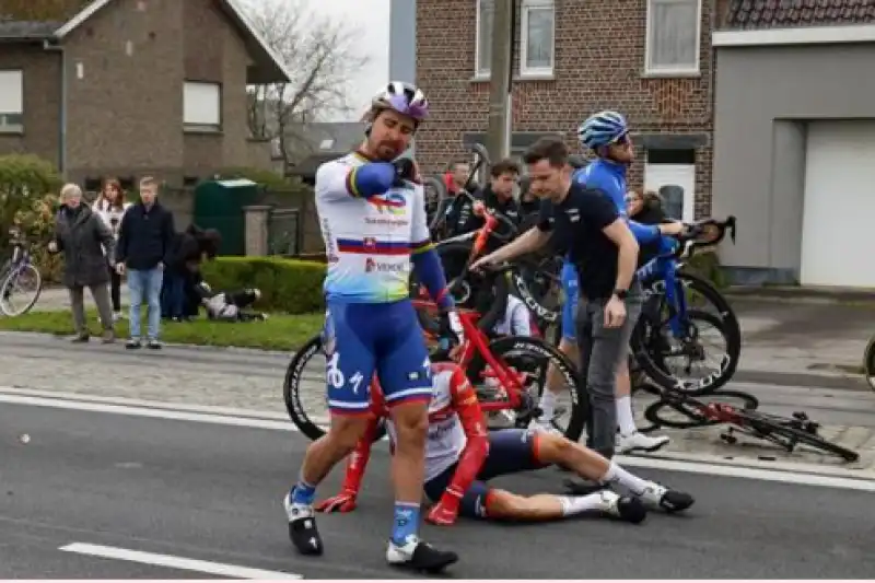 Giro delle fiandre caduta causata da manovra di Filip Maciejuk