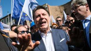 Giuseppe Conte in piazza a roma