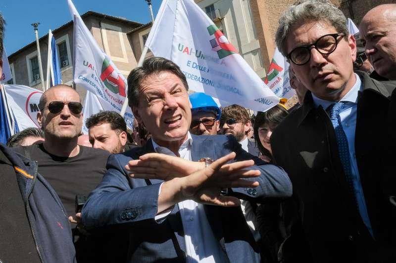 giuseppe conte in piazza a roma