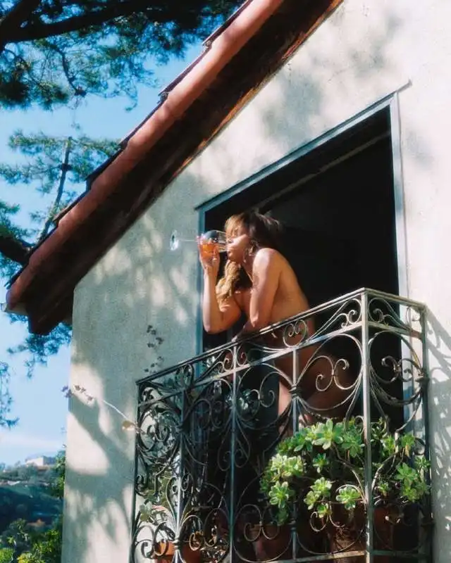 HALLE BERRY NUDA SUL BALCONE 