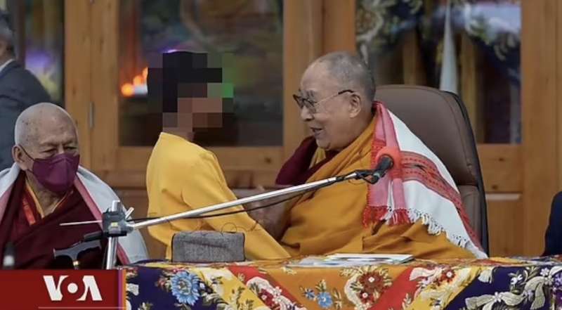 il dalai lama chiede a un bambino di succhiargli la lingua 3