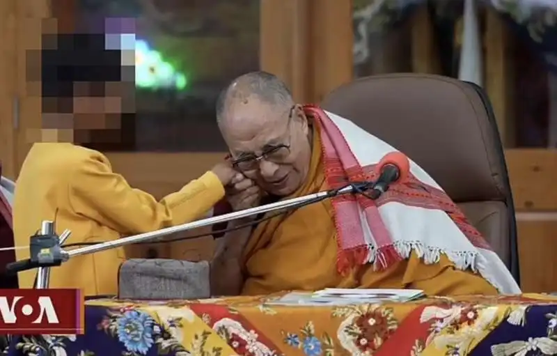 il dalai lama chiede a un bambino di succhiargli la lingua   4