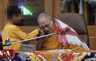 il dalai lama chiede a un bambino di succhiargli la lingua 4