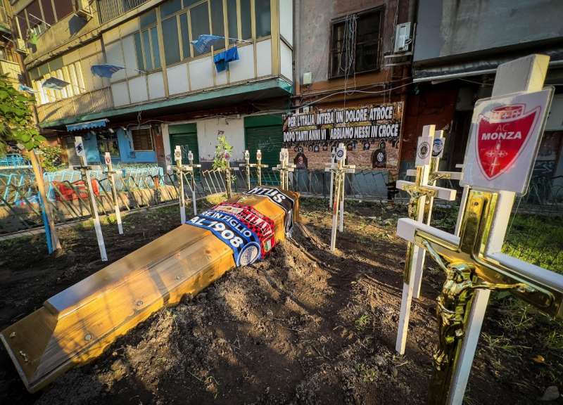 IL FINTO FUNERALE ORGANIZZATO DAI TIFOSI DEL NAPOLI