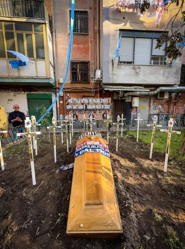 IL FINTO FUNERALE ORGANIZZATO DAI TIFOSI DEL NAPOLI