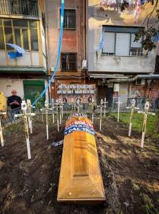 IL FINTO FUNERALE ORGANIZZATO DAI TIFOSI DEL NAPOLI