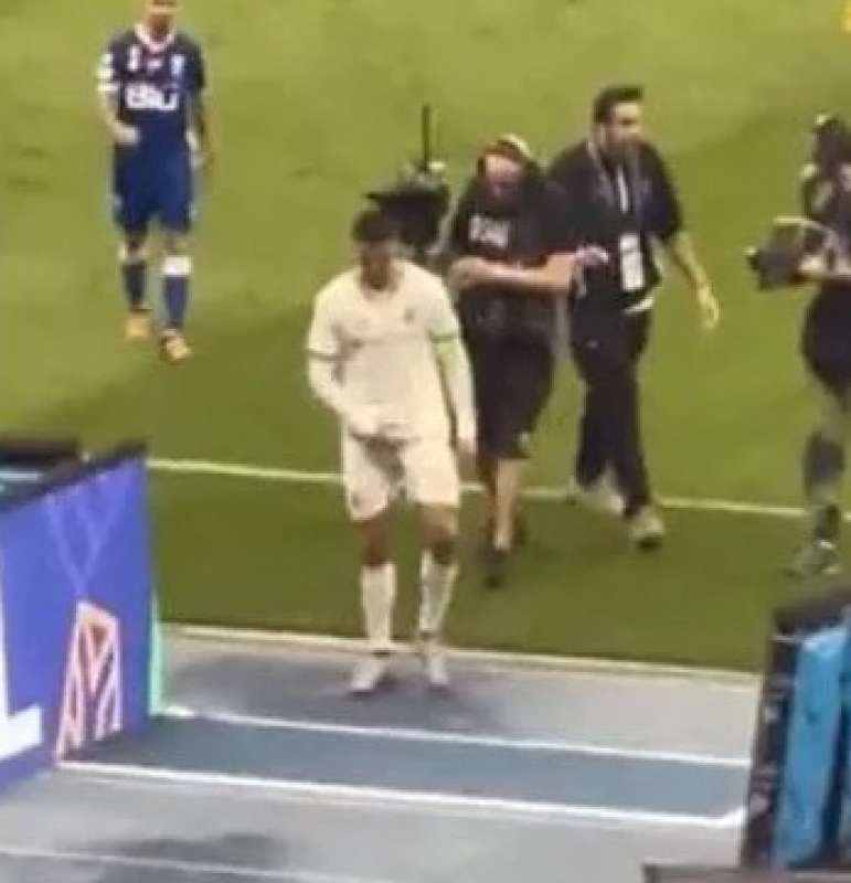 il gestaccio di cristiano ronaldo al termine di al hilal- al nassr