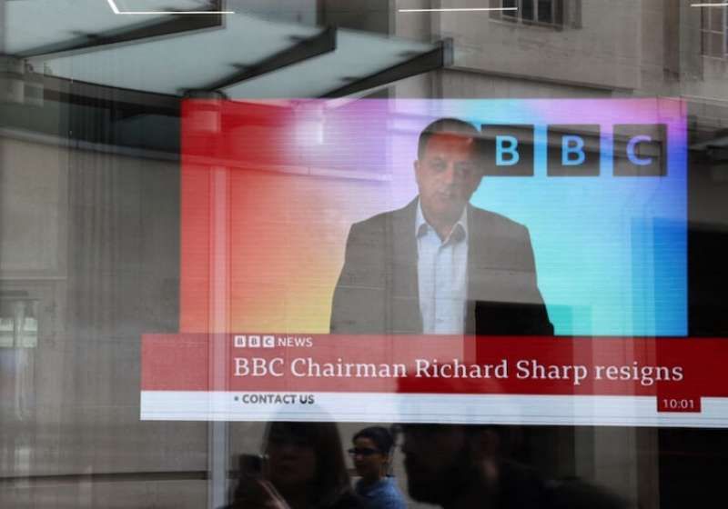 il presidente della bbc Richard Sharp si dimette