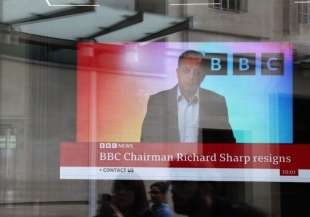 il presidente della bbc Richard Sharp si dimette