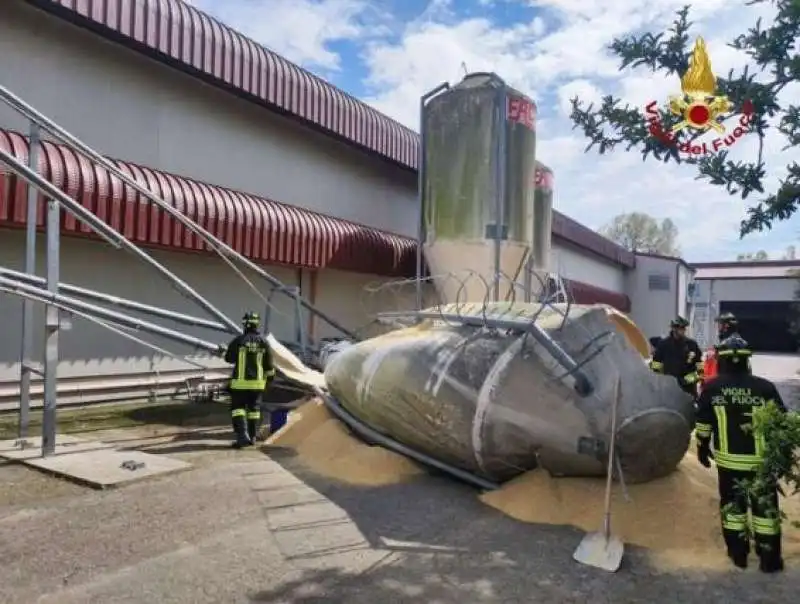 il silos crollato in un'azienda agricola in provincia di Forlì