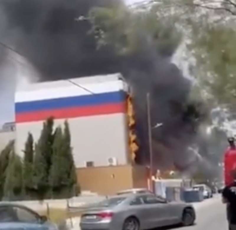 incendio al centro di scienza e cultura russo a nicosia, cipro 2