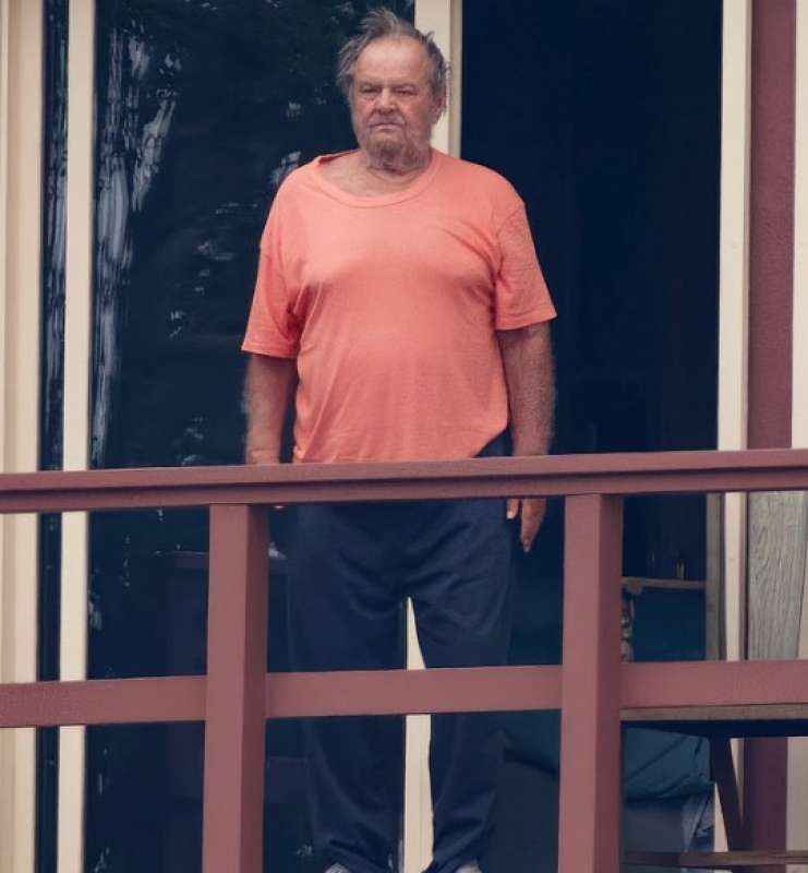 jack nicholson sul balcone della sua villa di los angeles 10