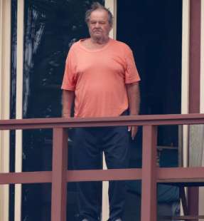 jack nicholson sul balcone della sua villa di los angeles 10