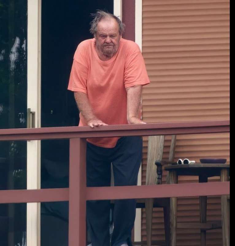 jack nicholson sul balcone della sua villa di los angeles 3