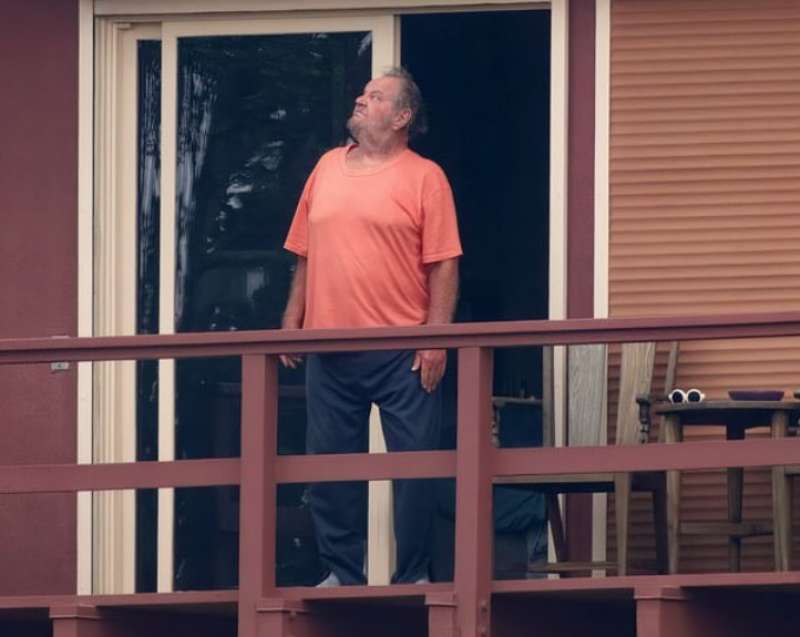 jack nicholson sul balcone della sua villa di los angeles 6