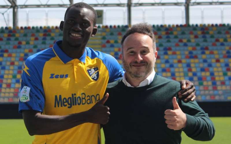 kalifa kujabi con la maglia del frosinone con il suo procuratore 1