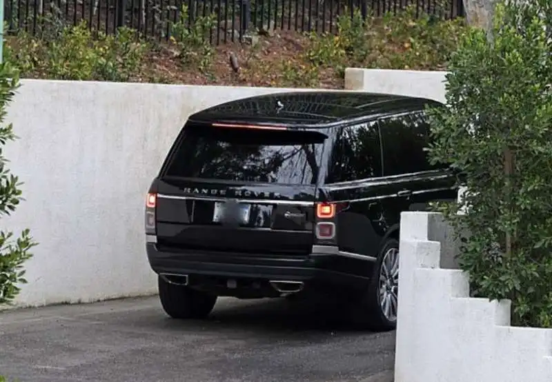 la range rover di kylie jenner a casa di timothee chalamet    1