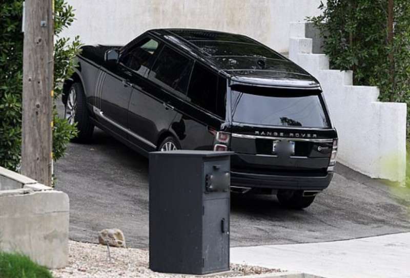 la range rover di kylie jenner a casa di timothee chalamet 3