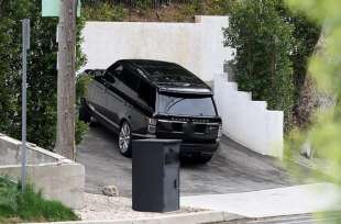 la range rover di kylie jenner a casa di timothee chalamet 5