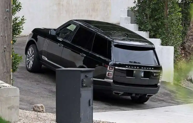 la range rover di kylie jenner a casa di timothee chalamet    6