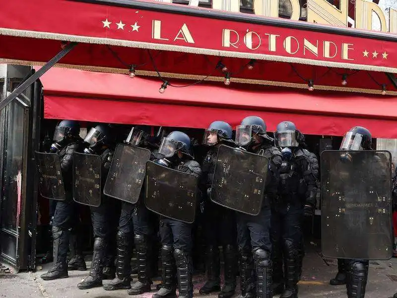 la rotonde incendiata dai manifestanti francesi 2