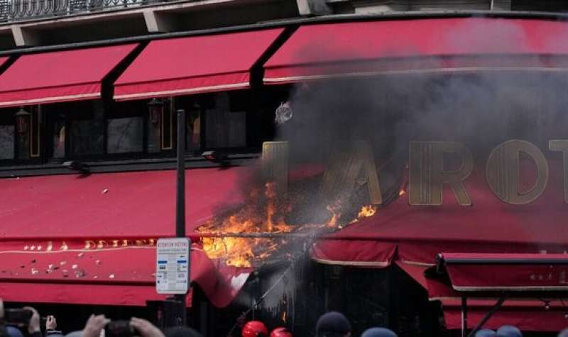 la rotonde incendiata dai manifestanti francesi 3