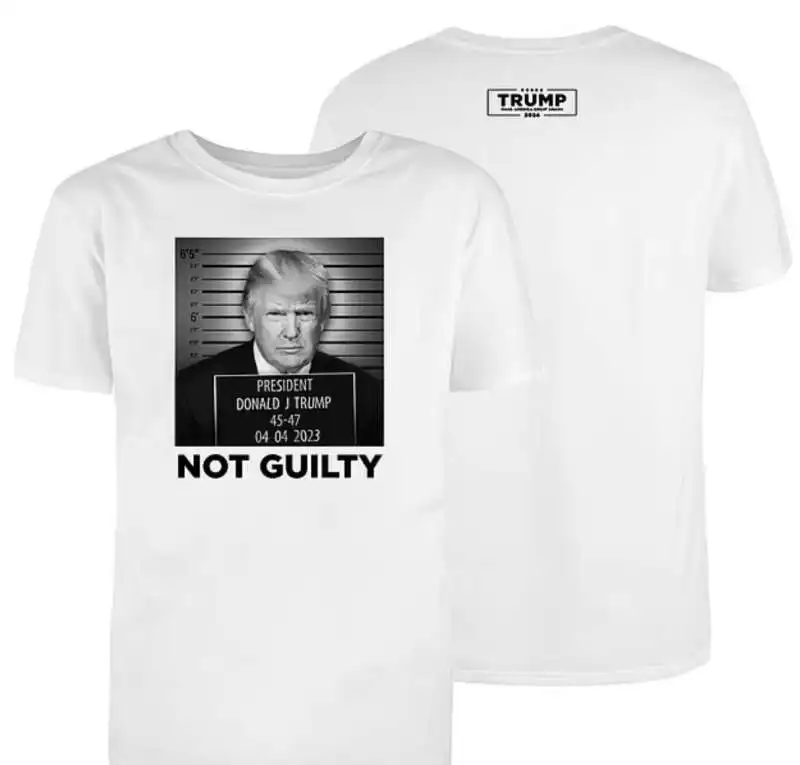 LA T SHIRT CON LA FINTA FOTO SEGNALETICA DI DONALD TRUMP