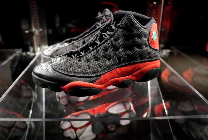 le scarpe di michael jordan vendute all asta per 2 milioni di dollari