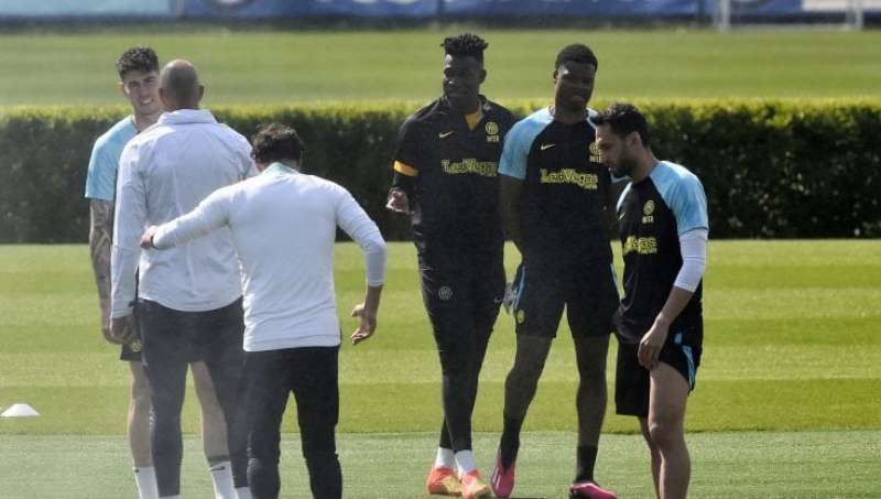 lite in allenamento tra brozovic e onana