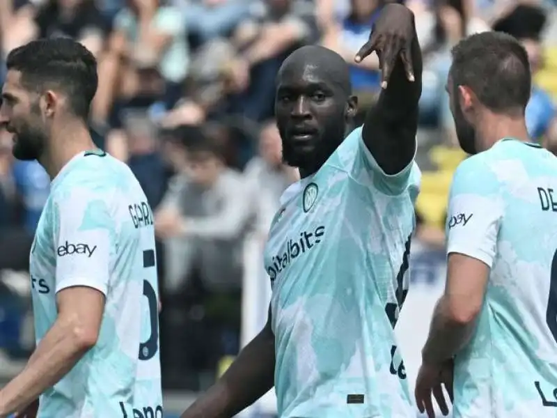 lukaku esulta dopo il gol in empoli inter 