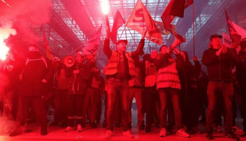 manifestanti francesi contro la riforma delle pensioni