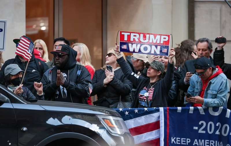 manifestanti pro trump davanti alla trump tower