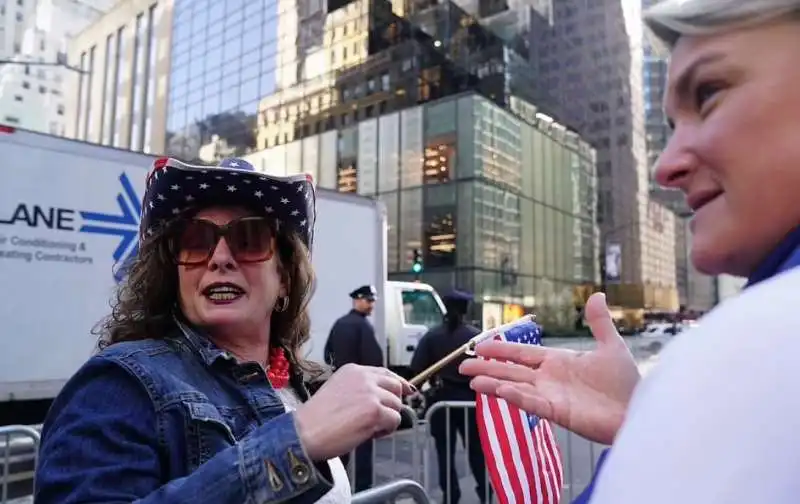 manifestanti pro trump davanti alla trump tower 