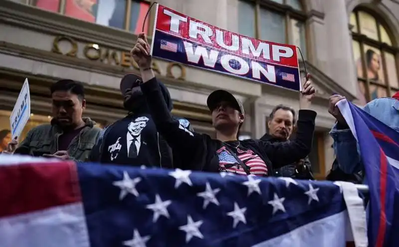 manifestanti pro trump davanti alla trump tower 