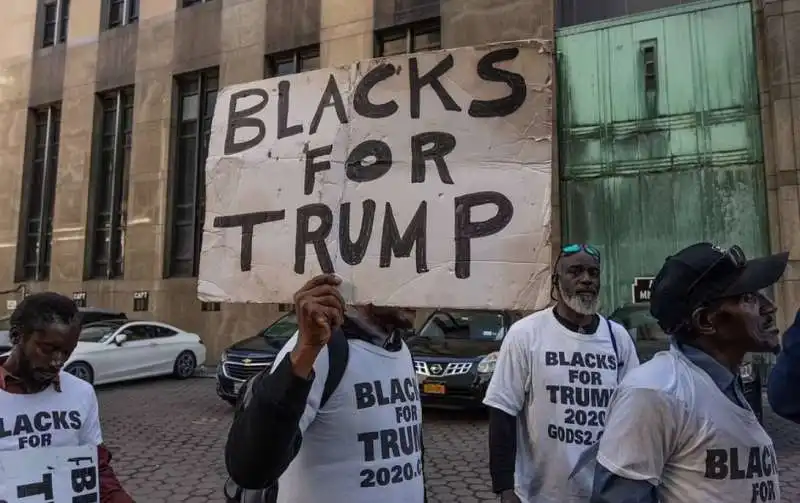 manifestanti pro trump davanti alla trump tower 