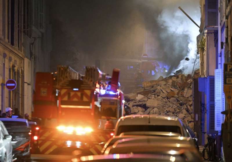 MARSIGLIA - CROLLO DI UN PALAZZO DI QUATTRO PIANI