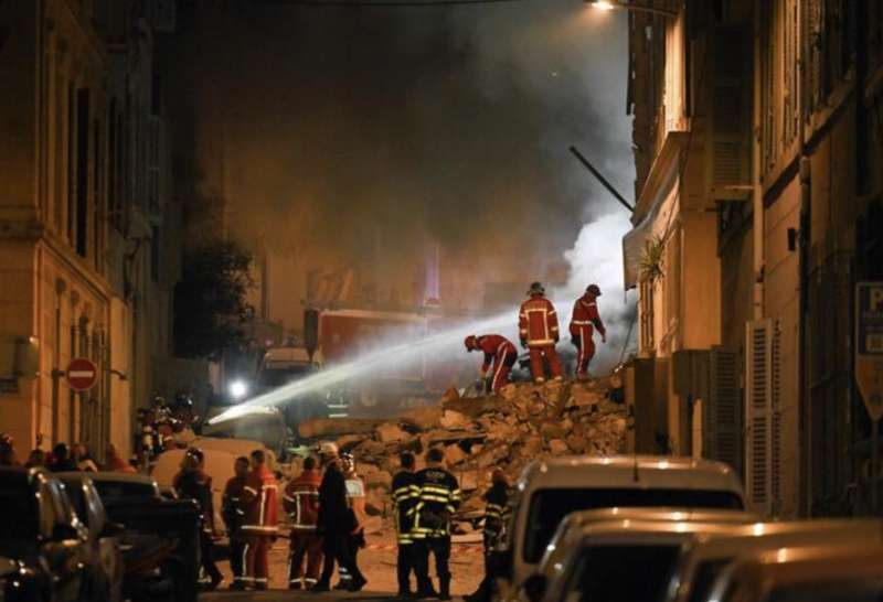 MARSIGLIA - CROLLO DI UN PALAZZO DI QUATTRO PIANI